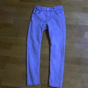 Grå jeansbyxor - Snygga grå jeansbyxor med en klassisk femficksdesign och knappgylf. Perfekta för att lägga till en färgklick i garderoben. Passar bra till både vardagliga och mer uppklädda tillfällen. Storlek 9 till 10 y