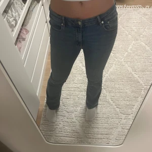 Blå jeans från Gina Tricot - Snygga blå jeans från Gina Tricot. De har en knapp och dragkedja framtill, fickor på baken samt justerbar midja med snörning på insidan. Storlek 158 men skulle säga att de passar för större än det. Fina, bekväma, klassiska, snygga!😍Säljer för att det är för små och vill ha bort dom