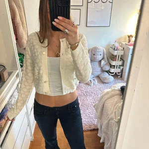 Vit kofta - Säljer en vit söt kofta som tyvärr saknar en knapp i mitten