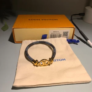 Louis Vuitton armband  - Säljer dessa skitsnygga LV armband | 100% äkta ✅- verifierad äkta | Skick 9/10 knappt använt | kontakta vid frågor! Mvh Finn’s Resell 