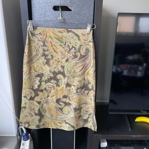 Y2k kjol bohemisk  - Från Hennes collection med bohemisk stil. Storlek 34/36 med stretchigt material