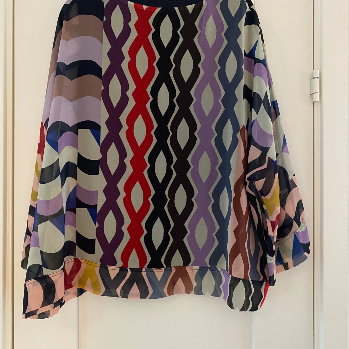 Gigue mönstrad genomskinlig blus, storlek 38. - 2