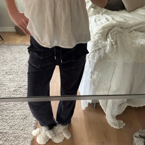 Mörkblå mjukisbyxor från Juicy Couture - Säljer ett par mörkblåa mjukisbyxor från Juicy Couture i storlek S. Byxorna är lågmidjade och jag är 174 cm och de passar mig bra i längden. Byxorna är i ett jättefint skick, men det saknas en knapp på ena fickan. Inköpta för 1200. Pris kan diskuteras🫶💕