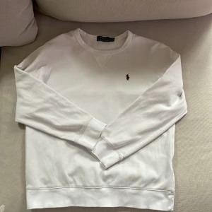 Ralph lauren sweatshirt  - Säljer nu min vita Ralph lauren sweatshirt då den inte kommer till användning så mycket längre. Den är använd men har inga defekter på sig. Qr koden funkar inte då den försvann i tvätten. 