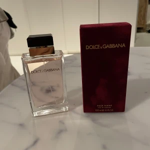 Dolce & Gabbana Pour femme EDP 100 ml  - Hej, säljer denna väldigt fina och feminina doft från D&G. Parfymen har 95% kvar och säljer pga har en likande doft! Detta är 100 ml storlek och har stått mörkt och svalt! Nypris var 900 kr men säljer vidare billigt för snabb affär☺️