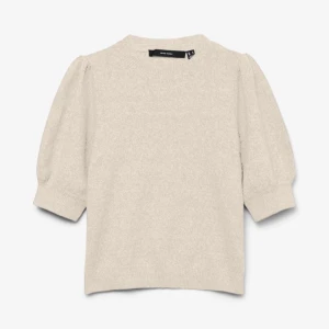 Beige tröja från Vero Moda - Snygg beige tröja från Vero Moda med trekvartsärm och rund hals. Perfekt för en stilren look. Tröjan har en mjuk och bekväm passform.