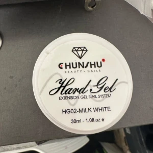 Chunshu Hard Gel Milk White - Chunshu Hard Gel i nyansen Milk White, perfekt för nagelförlängning. Kommer i en burk om 30 ml. Ger en elegant och hållbar finish.