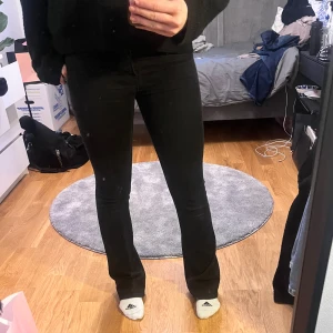 Svarta lågmidjade jenas - Säljer mian svarta zara jeans som är lågmidjade och bootcut❤️ Mycket bra skick🥰 