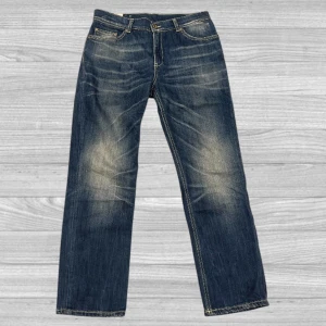 Dondup jeans - Snygga blå jeans från Dondup med en klassisk straight fit. De har en lätt slitning på framsidan och baksidan som ger en cool vintage-look. Jeansen har fem fickor och stängs med dragkedja och knapp.