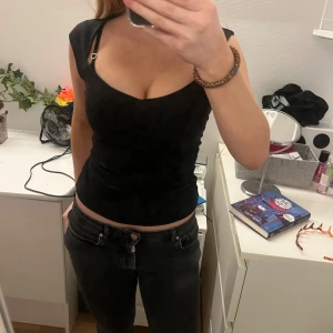 Svart topp - Snygg svart topp Perfekt för en stilren och trendig look. Passar bra till både jeans och kjol.