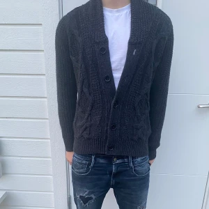 Kabelstickad Cardigan - En tvär snygg cardigan perfekt till vintern | Skick 8/10✅| Modellen är 184cm | Hör av dig vid fundering! 