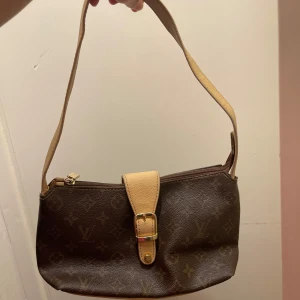 LV Axelväska  - Super snygg väska för den som vill ha en lyxig touch till sin outfit 😍 i nytt skick