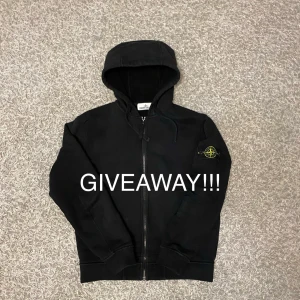 Stone Island tröja  - Ta chansen och delta i denna tävlingen för att nu ger vi ut en stone Island tröja i ny skick. För att delta i tävlingen behöver ni gilla denna annonsen och följa vårt Plick konto. Vinnaren kommer informeras den 20e februari. Dela gärna vidare till vänner för att få större chans att vinna. Lycka till👍