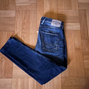 Replay Jens (70%) RABATT!! - Säljer nu dessa riktigt feta jeans från replay i storlek W32 L34. Knappast använda så ett väldigt bra skick😊 hör av dig  id frågor eller funderingar🌴🤗