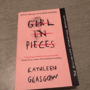 Girl in Pieces special edition - Special Edition av girl in pieces-kathleen glasgow på engelska med extra material, köpt på akademibokhandeln