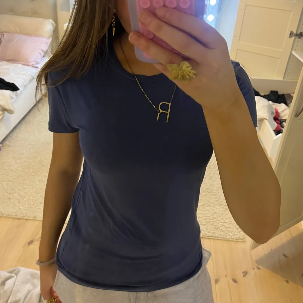 Väldigt luftig och skön! Perfekt till sommaren då den är väldigt tunn 💙💙. . T-paidat.