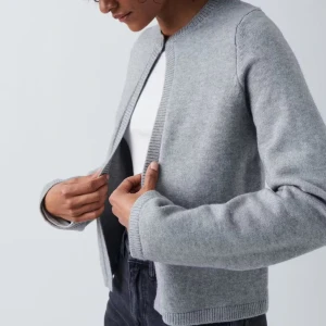 Grå kofta med en knapp  - Snygg grå kofta med en knapp från gina tricot💕HELT OANVÄND!! Strlk L men skulle säga att den sitter som en M.