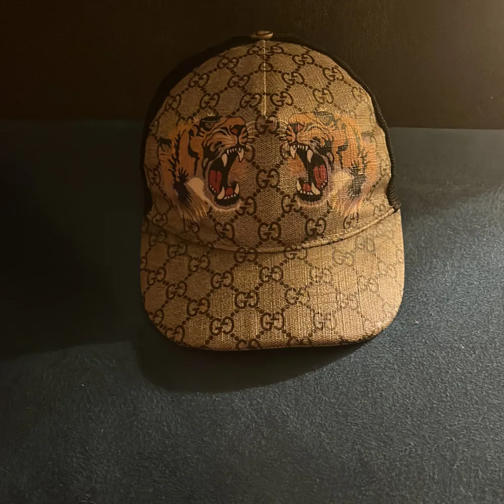 Gucci tigger keps sällsynt modell säljs inte längre 8av10 skick storlek M fråga om du undrar något pris kan diskuteras kan byta mot annan Gucci keps! Ny pris ca 5000kr . Asusteet.