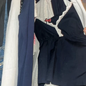 Svart linne med spetsdetaljer - Säljer ett svart linne från Ryls med vackra spetsdetaljer längs kanterna. Linnet har en smickrande passform och är perfekt för att lägga till en touch av elegans till din outfit.