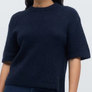 Mörkblå stickad t-shirt gina tricot - Säljer en marinblå stickad tshirt, jätteskönt material. Helt oanvänd!! Pga kmr ej till använding . 💙