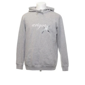 Grå hoodie från Axel Arigato - Säljer en stilren grå hoodie från Axel Arigato med tryck framtill. Tröjan har en klassisk passform med långa ärmar och en bekväm huva med dragsko. Broderad fågel vid luvan💗