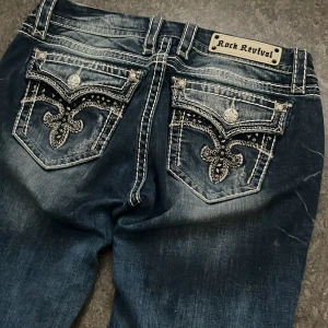 Rock Revival Jeans - Midjemått rakt över: 40cm                                                     Innerbenslängd: 85cm