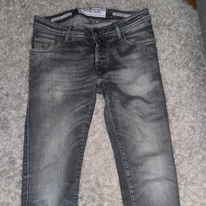 Gråa Jacob Cohen Jeans - Tja, säljer dessa as feta Jacob Cohen 662 jeansen i storlek 30! Dessa är limiterade och kostar runt 5000kr nya. Tyvärr inget og, för mer frågor är de bara o höra av sig. Allt gott/ Neo💫