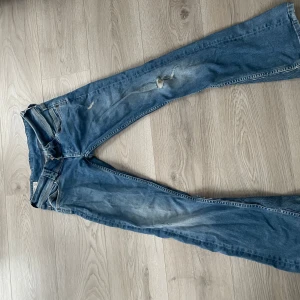 Blå jeans med slitningar från pepe jeans  - Säljer ett par blå jeans med slitningar och egensydd bootcut✨ 