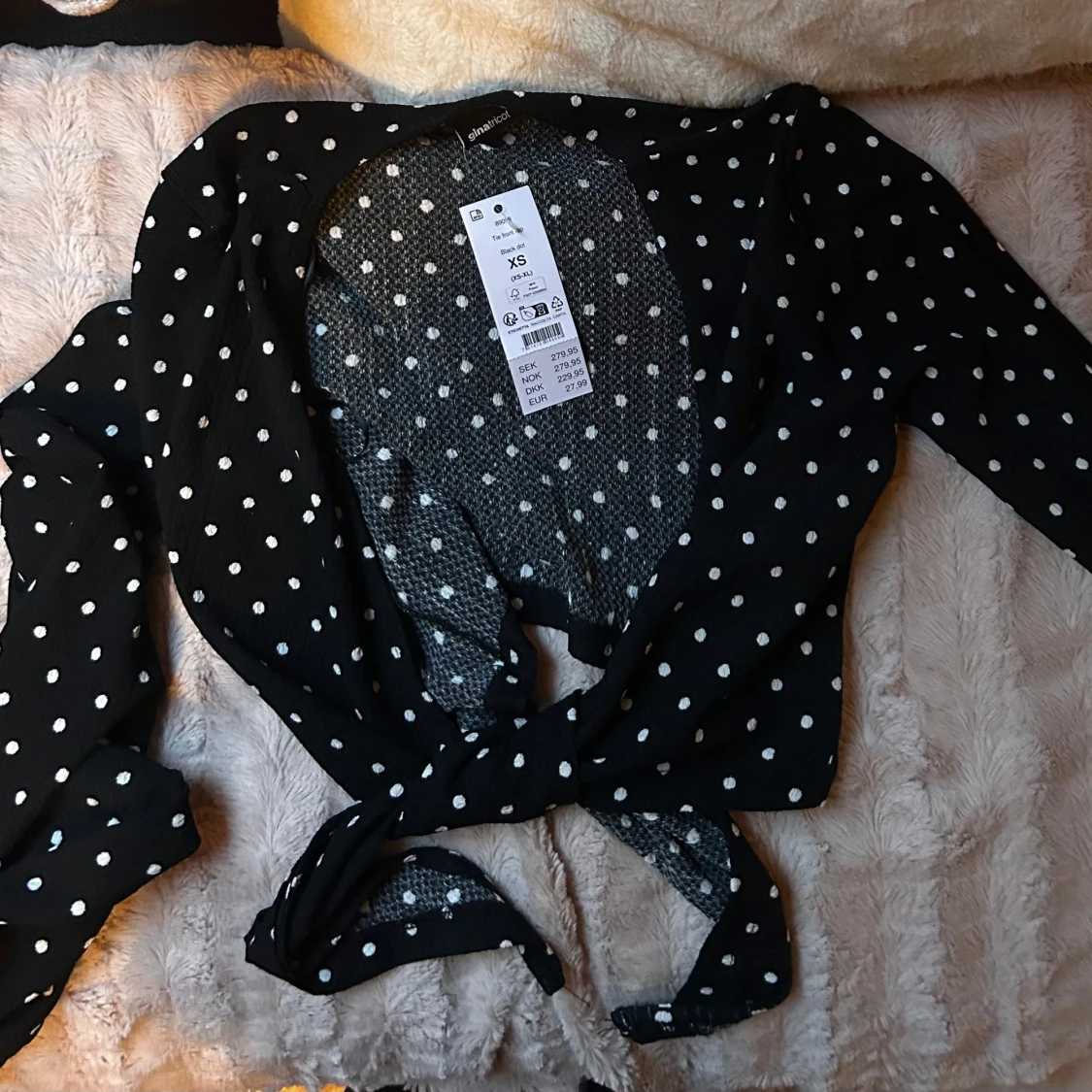 Svart prickig knytblus från Gina Tricot