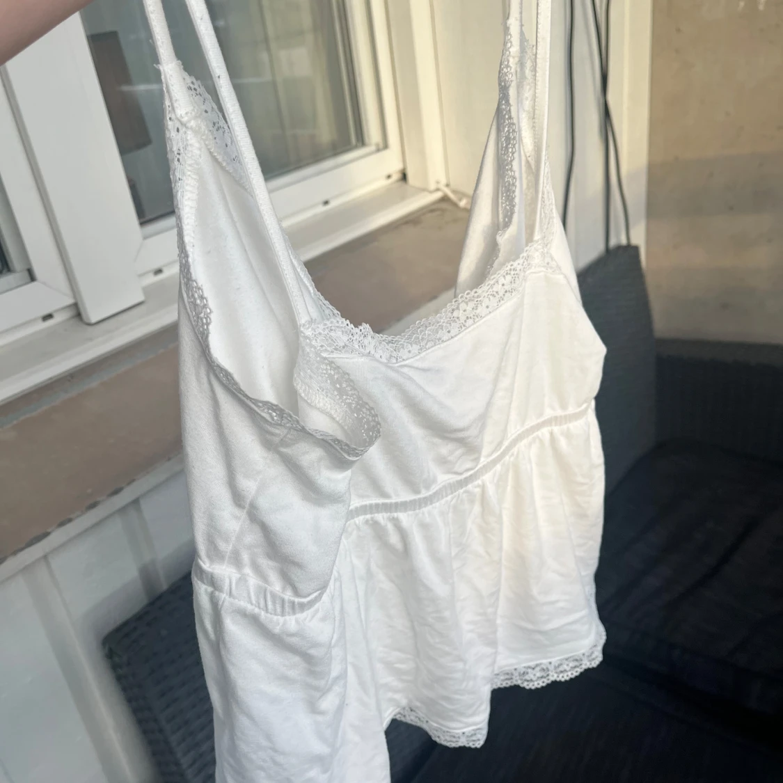 Vit linne med spetsdetaljer - 2
