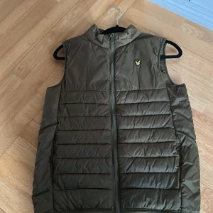 Mörkgrön väst - Snygg mörk grön väst med dragkedja är typ aldrig använd bara ligger i garderoben jätte bra skick lylescott, såklart äkta perfekt för sommarn