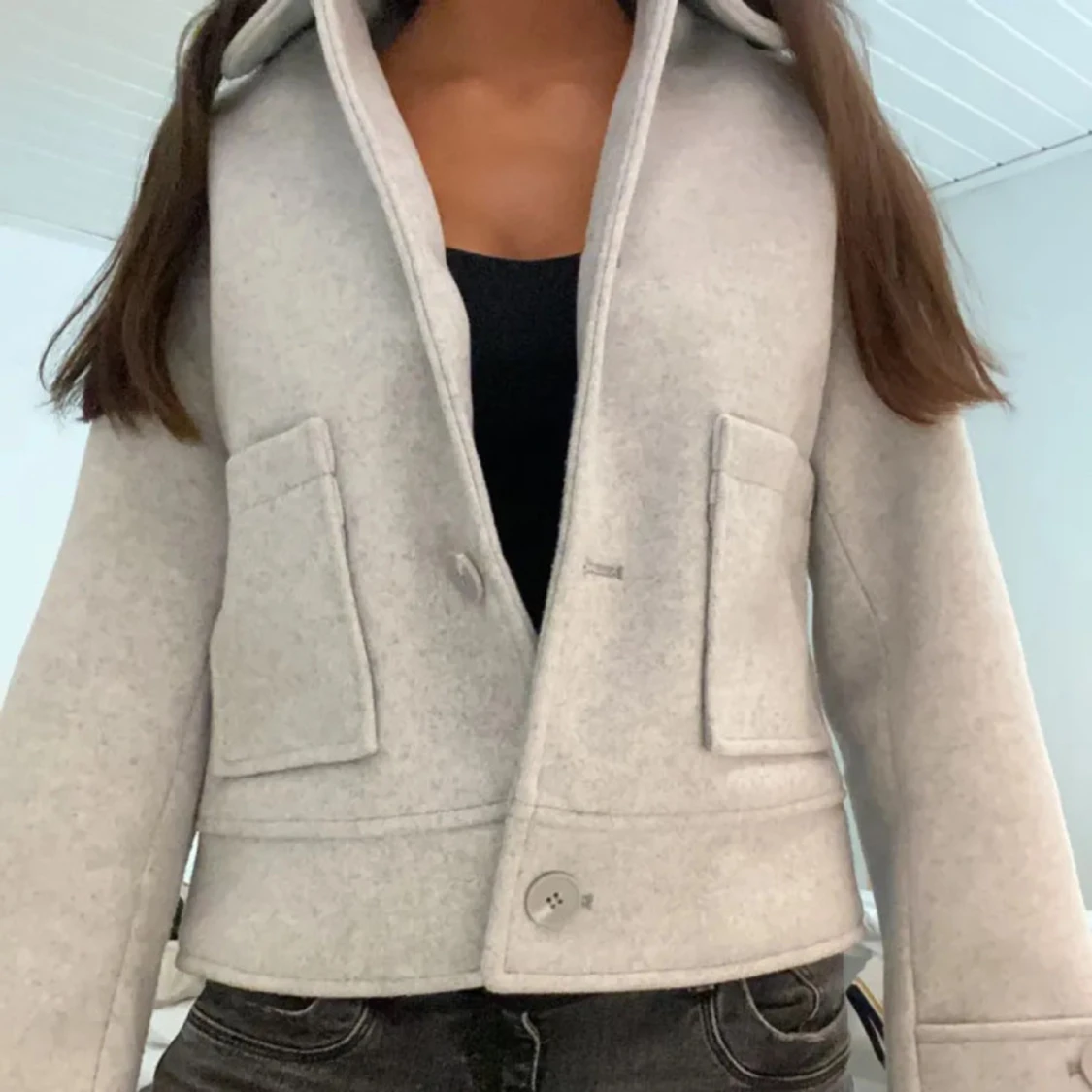 Grå kappa med knappar - 1