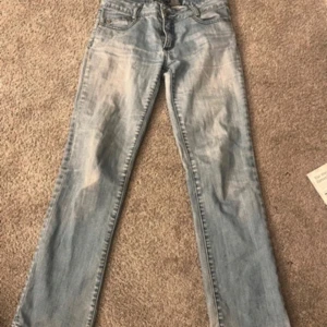 Ljusblå jeans - Säljer ett par ljusblå jeans med en klassisk femficksdesign. De har en rak passform och ett extra hål för justering av midjan. Storlek 38 men passar även 36 eftersom dem går att justera själv. Inte mina bilder men går att skicka fler vid förfrågning.