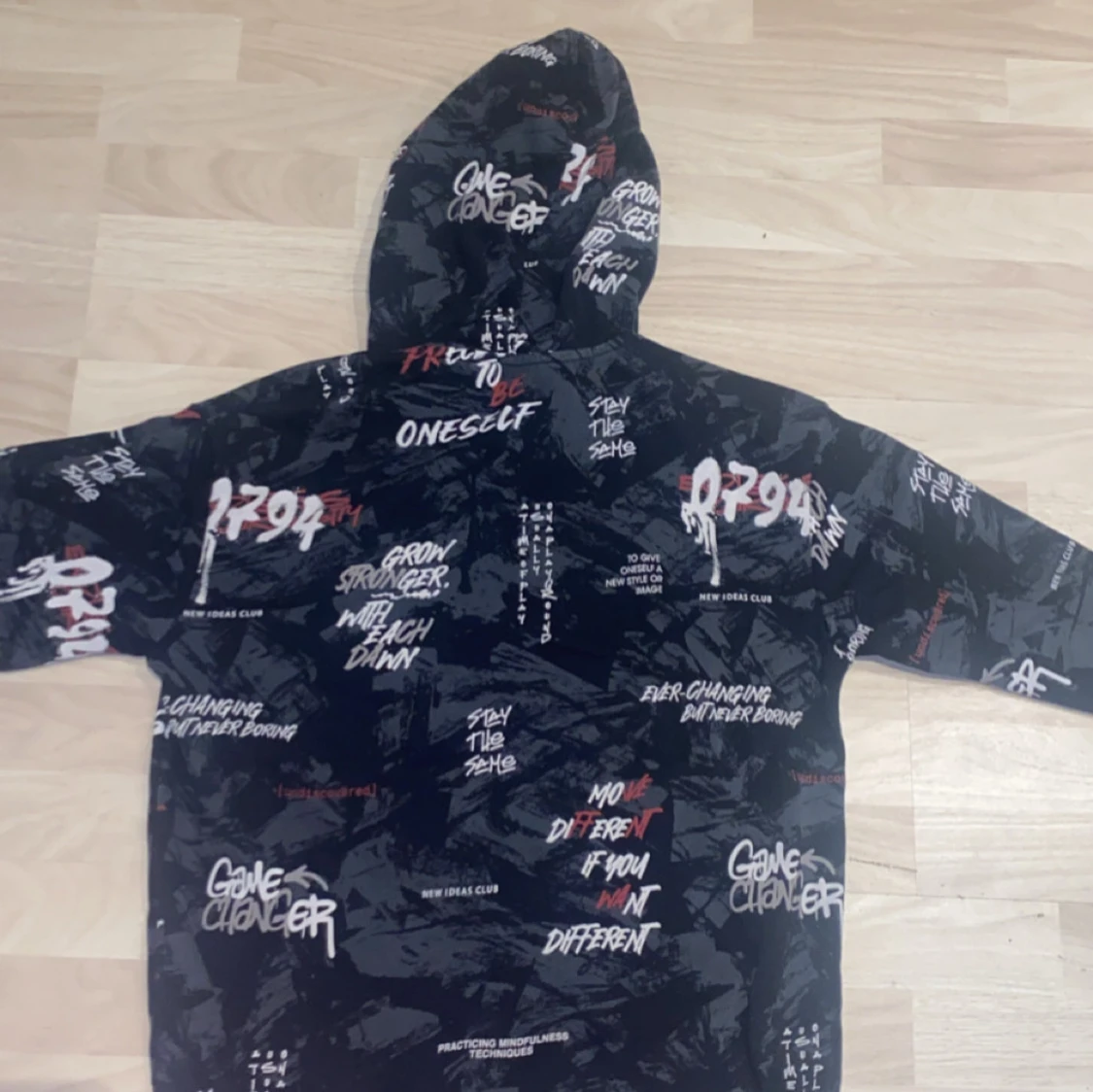 Svart hoodie med textmönster - 1