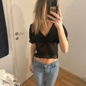 Svart fest topp✨ - Säljer denna suupersnygga festtop från Nakd😍Den är genomskinlig med svarta prickar på🙈😇Har en dragkedja på sidan man drar i🤗