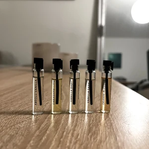 Små Essnce parfymer - Fem Essnce parfymer (2ml) i dofterna: Absolu Vanilla, Carashmellow, Vanilla Baby, Vanilla Sass och Orange Blossom. Testat en droppe från varje och fick hem paketet 29/1, så de är i princip nya. Nypriset är 45kr/st på webben, jag säljer alla fem för 150!