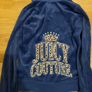 Juicy Couture zipup - Säljer denna jättefina vintage tröjan från Juicy Couture.