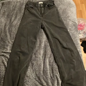 Svarta jeans från Lindex - Säljer ett par svarta jeans från Lindex i storlek EUR 164 / UK 13-14Y. Byxorna har en klassisk femficksdesign och är perfekta för en stilren look. De har en knapp och dragkedja framtill. Passar även som storlek S.