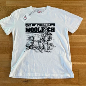 Vit t-shirt från Woolrich - Säljer en vit t-shirt från woolrich . T-shirten har en klassisk passform och är kortärmad. Nypris: 1000 kr