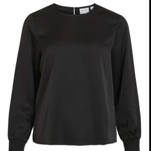 Svart satin blus  - Svart satin blus, den är tuk och har använts ett bara 3 gånger 