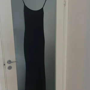 Svart långklänning från Design by Si - Design by si klänning som jag använt en gång