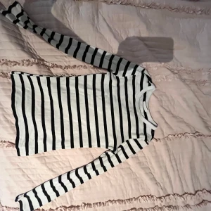 Randig långärmad tröja från gina tricot - Säljer en stilren randig tröja från ginatticot i storlek XS. Tröjan är svart och vit med långa ärmar och en klassisk passform. Perfekt för en avslappnad look. 🖤🤍