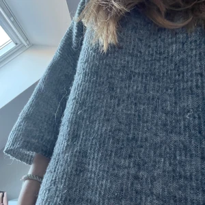 Grå trekvartsärmad tröja stickad från veromoda  - Grå stickad tröja , säljer pga använder inte mycket! Bra skick