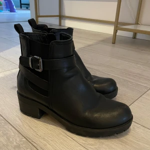 Svarta boots / kängor - Svarta boots / kängor köpta för några år sedan från dinsko. Jättefina och fortfarande i bra skit utanpå. En nackdel är att sulorna i skorna är slitna (se femte bilden).