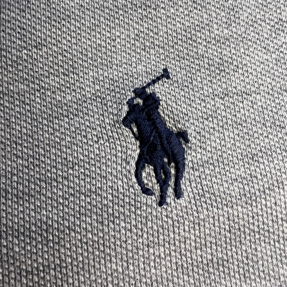 Säljer en klassisk grå pikétröja från Ralph Lauren med broderad logga på bröstet. Den sitter bra i passformen och är i mycket bra skick, kan behövas stryka lite. Perfekt för en stilren look.. T-paidat.