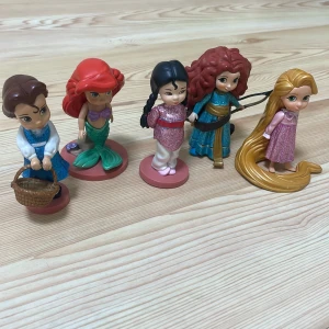Disney Leksaker - Dessa är köpt från själva Disney butiken, längden på dessa är ungefär lika lång som en finger, (prisen kan diskuteras!) st kostar 85