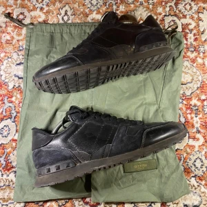 Valentino Rockrunners  - Hej! Säljer nu mina skor från märket Valentino, storlek 42, bra skick dustbag ingår. Tveka inte på att höra av dig om du har frågor eller funderingar kring skorna!