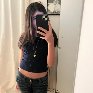 Mörkblå offshoulder topp - Säljer en söt mörkblå off shoulder topp!! Den är använd 2 gånger. På jul och nyår förra året. Skriv för frågor eller köp💝