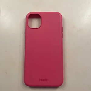 Rosa mobilskal från Holdit - Säljer ett rosa mobilskal för iPhone 11 från holdit, för att det inte kommer till användning längre. De har dock sprickor på två ställen så säljer för en billig peng!💓