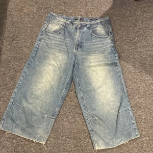 Washed Jaded london colossus fit jeans - Feta baggy jaded london jeans! Storlek 36 i midjan. Uppsyda men passar fortf väldigt bra. Skriv om ni har frågor!